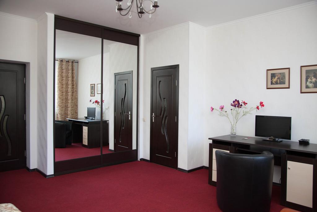 Florentina Hotel Edinet Phòng bức ảnh